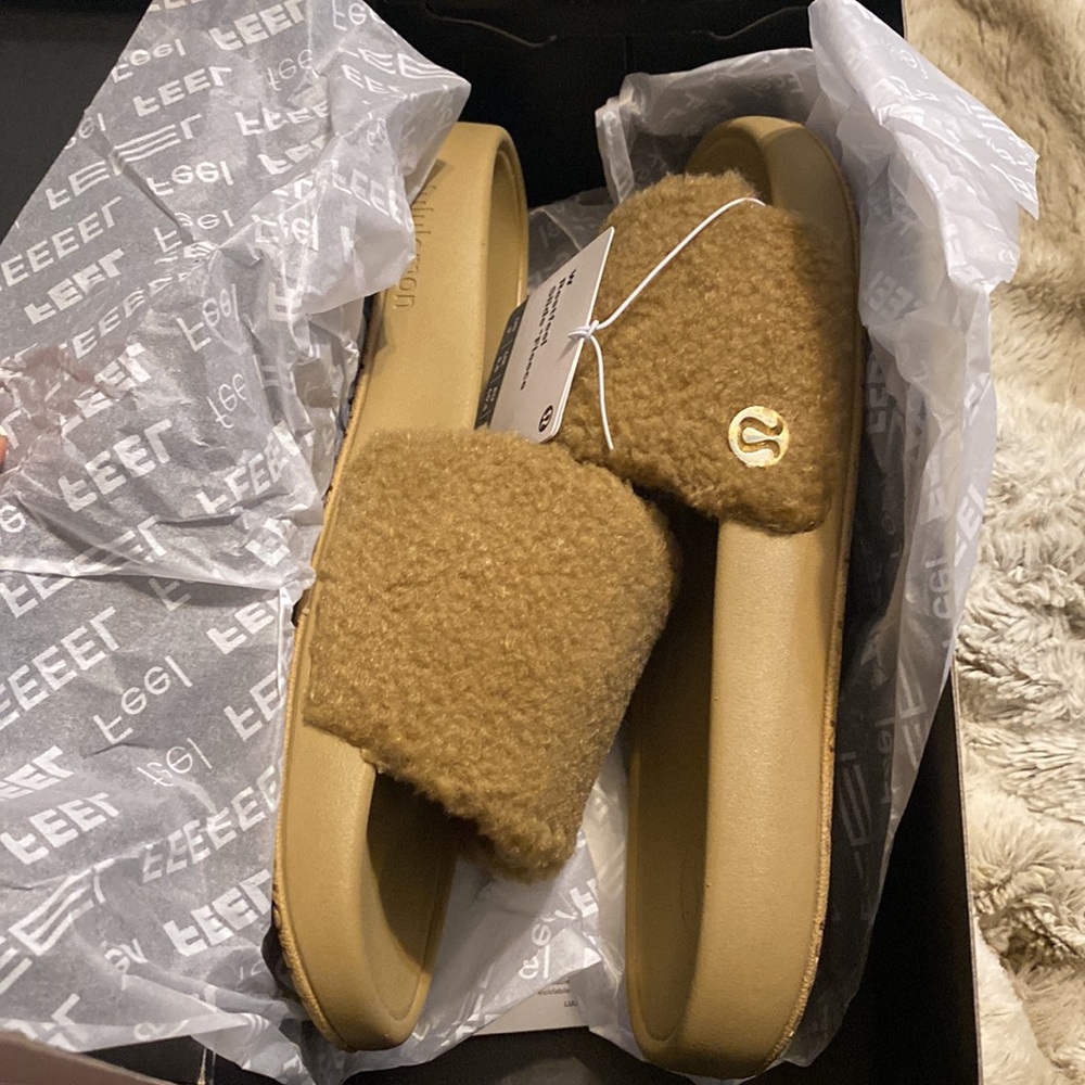 Lululemon slides - Picture 2 of 3